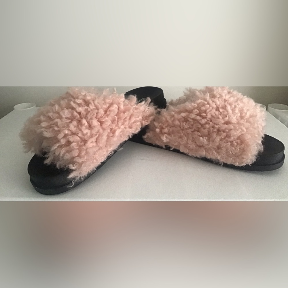Pink sherpa fuzzy slides💕 NWOB 8